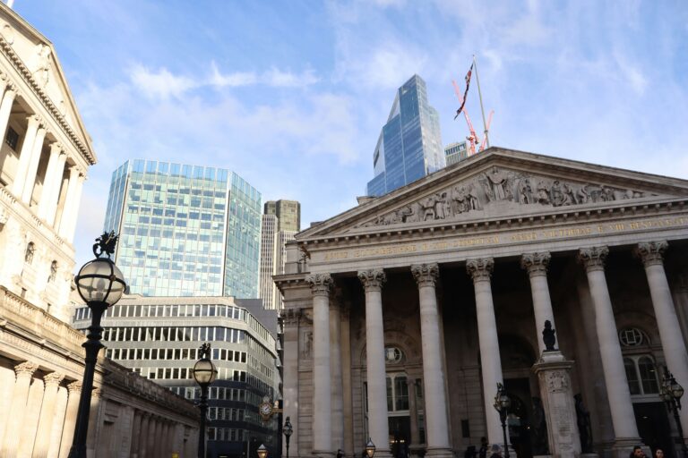 Flash Actu : Banque & Assurance en Mars 2026 : Le grand saut vers l&rsquo;IA Act et le Climat 